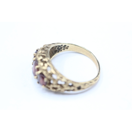 156 - 9ct gold garnet three stone ring (3.3g) Size M