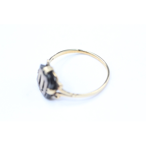 166 - 9ct gold onyx claw clasp with letter 'M' signet ring (1.5g) as seen - misshapen Size N