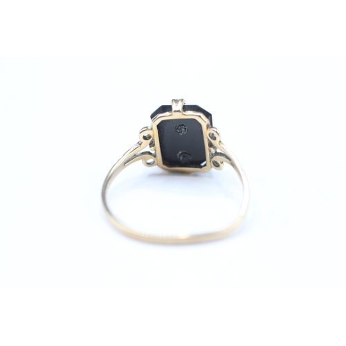 166 - 9ct gold onyx claw clasp with letter 'M' signet ring (1.5g) as seen - misshapen Size N