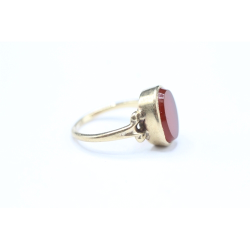 169 - 9ct gold carnelian dress ring (2g) Size F 1/2