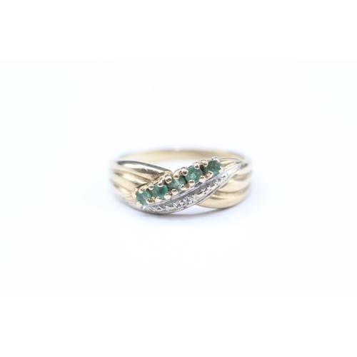 170 - 9ct gold diamond & emerald channel twist ring (2.4g) Size L 1/2