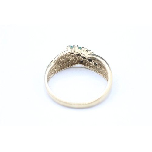 170 - 9ct gold diamond & emerald channel twist ring (2.4g) Size L 1/2