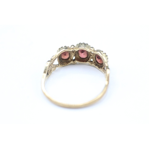 178 - 9ct gold garnet three stone ring (2.1g) Size N