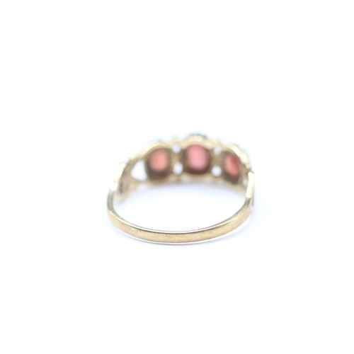 178 - 9ct gold garnet three stone ring (2.1g) Size N