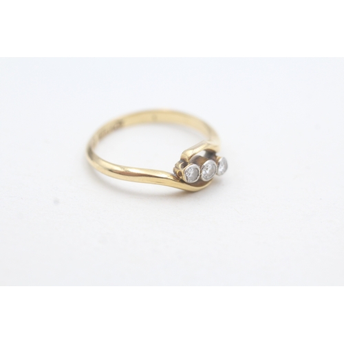 26 - 18ct gold diamond trilogy ring (2.5g) Size M 1/2