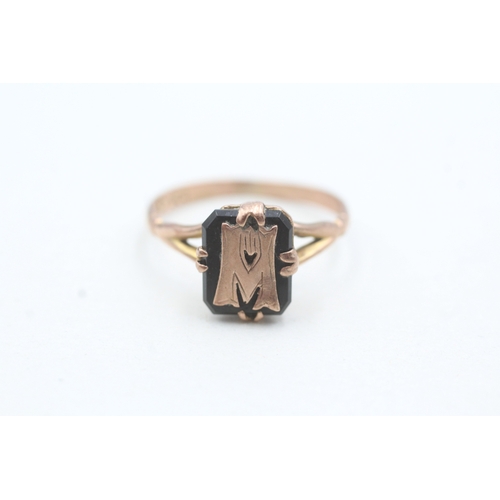 29 - 9ct gold antique initial 'M' black onyx dress ring (2g) Size P