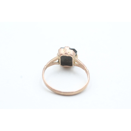 29 - 9ct gold antique initial 'M' black onyx dress ring (2g) Size P