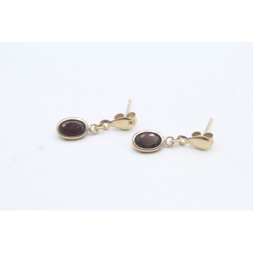 32 - 9ct gold garnet drop earrings (0.6g)