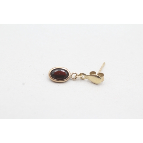 32 - 9ct gold garnet drop earrings (0.6g)