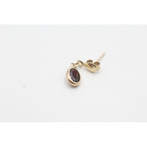 32 - 9ct gold garnet drop earrings (0.6g)