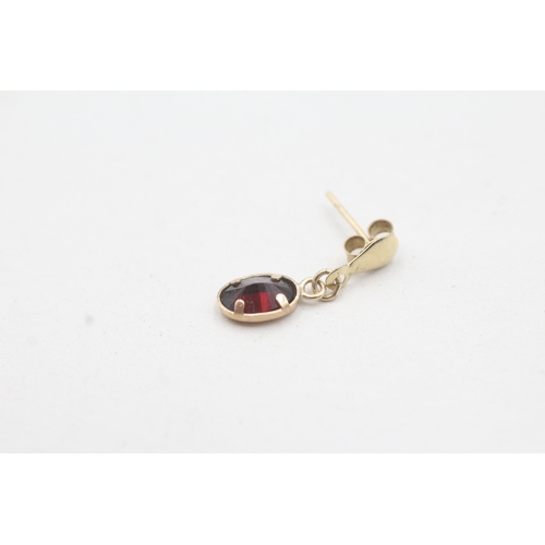 32 - 9ct gold garnet drop earrings (0.6g)