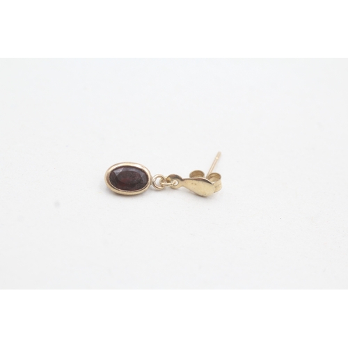 32 - 9ct gold garnet drop earrings (0.6g)