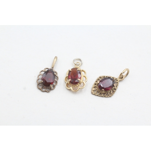 34 - 3 x 9ct gold garnet set pendants (2g)