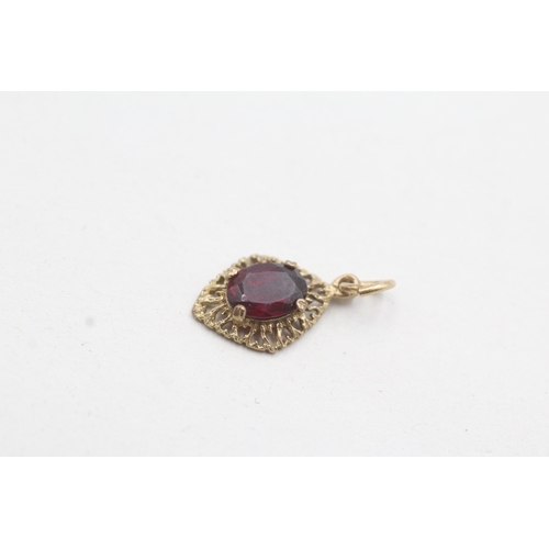 34 - 3 x 9ct gold garnet set pendants (2g)