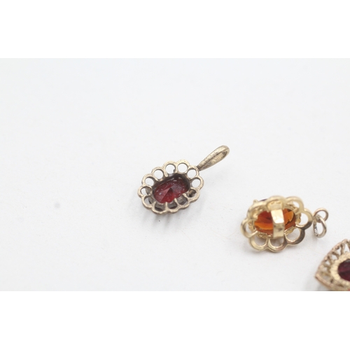 34 - 3 x 9ct gold garnet set pendants (2g)