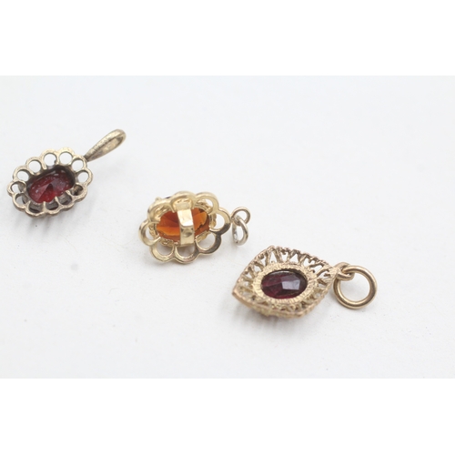 34 - 3 x 9ct gold garnet set pendants (2g)