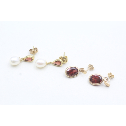 44 - 2 x 9ct gold garnet and pearl set earrings (2.3g)