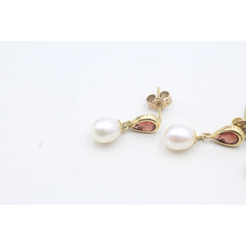 44 - 2 x 9ct gold garnet and pearl set earrings (2.3g)