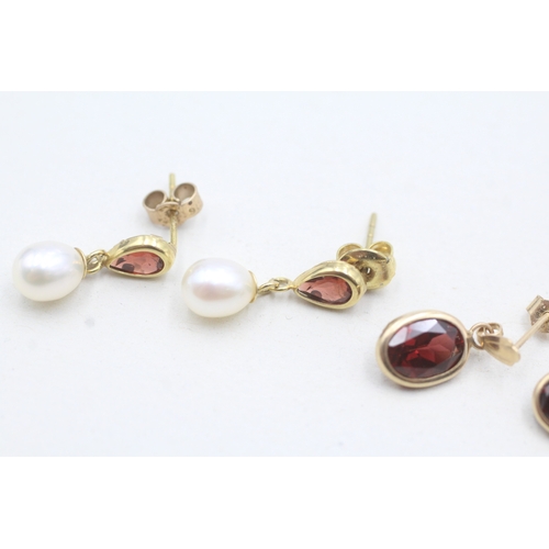 44 - 2 x 9ct gold garnet and pearl set earrings (2.3g)