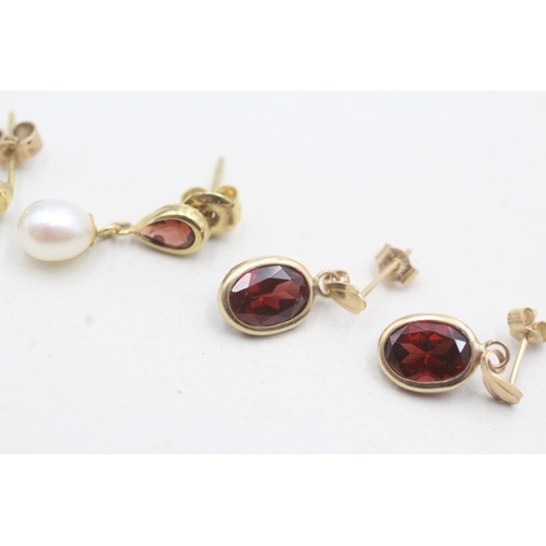 44 - 2 x 9ct gold garnet and pearl set earrings (2.3g)