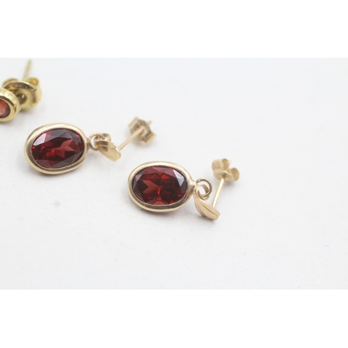 44 - 2 x 9ct gold garnet and pearl set earrings (2.3g)