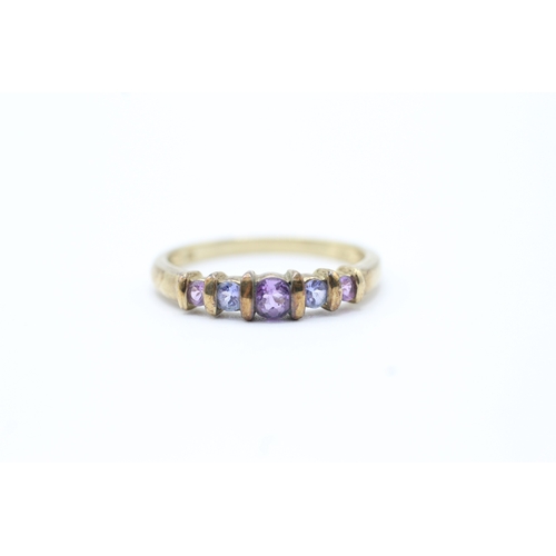 54 - 9ct gold tanzanite and amethyst set five stone eternity ring (2.6g) Size U