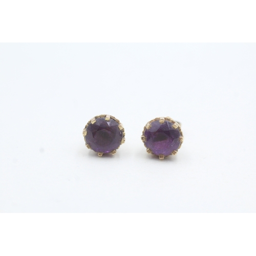 56 - 9ct gold amethyst stud earrings with a heart shape gallery (2.3g)