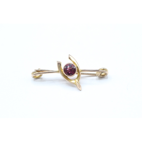 61 - 9ct gold garnet wishbone bar brooch (1.4g)