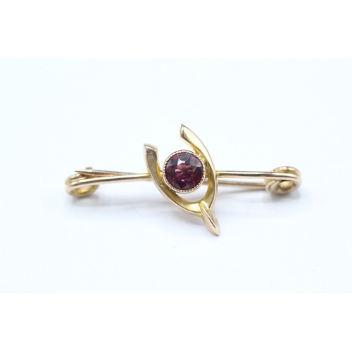 61 - 9ct gold garnet wishbone bar brooch (1.4g)