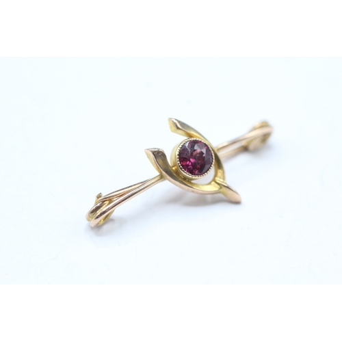 61 - 9ct gold garnet wishbone bar brooch (1.4g)