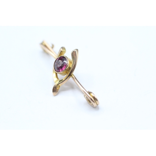 61 - 9ct gold garnet wishbone bar brooch (1.4g)