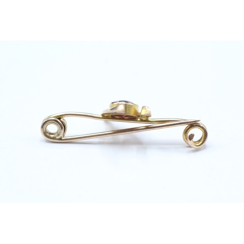 61 - 9ct gold garnet wishbone bar brooch (1.4g)