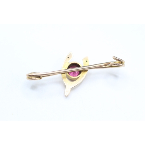 61 - 9ct gold garnet wishbone bar brooch (1.4g)