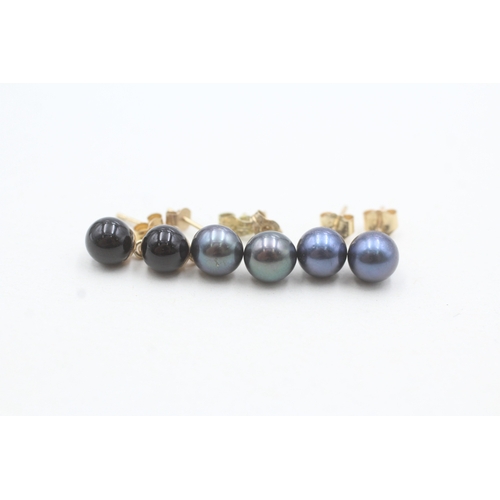 64 - 3 x 9ct gold cultured pearl and onyx stud earrings (3.1g)