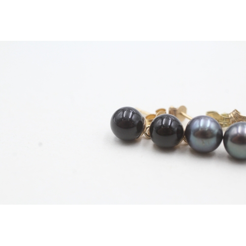 64 - 3 x 9ct gold cultured pearl and onyx stud earrings (3.1g)