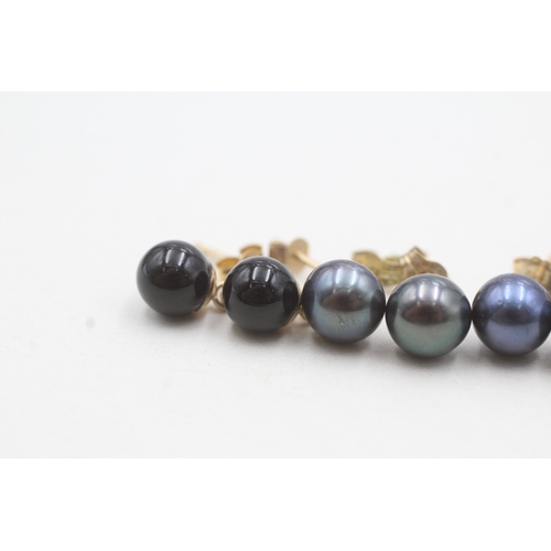 64 - 3 x 9ct gold cultured pearl and onyx stud earrings (3.1g)