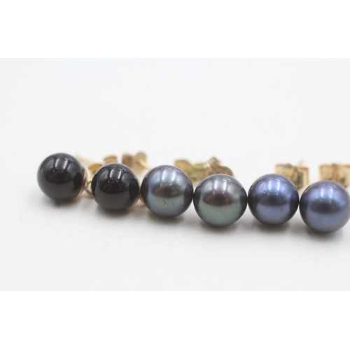 64 - 3 x 9ct gold cultured pearl and onyx stud earrings (3.1g)