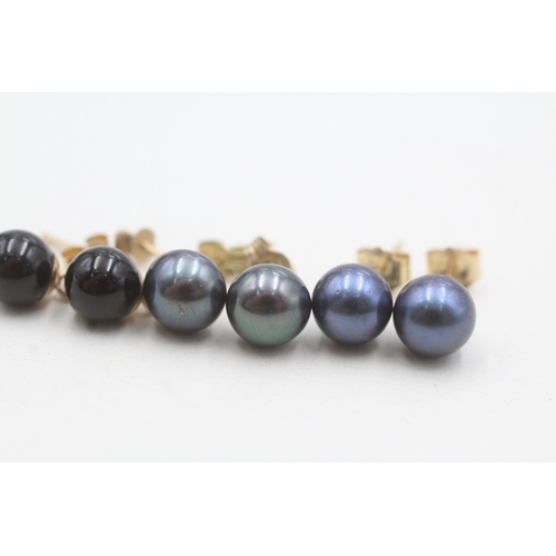 64 - 3 x 9ct gold cultured pearl and onyx stud earrings (3.1g)