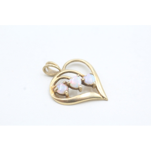 76 - 14ct gold heart shape opal pendant (2g)