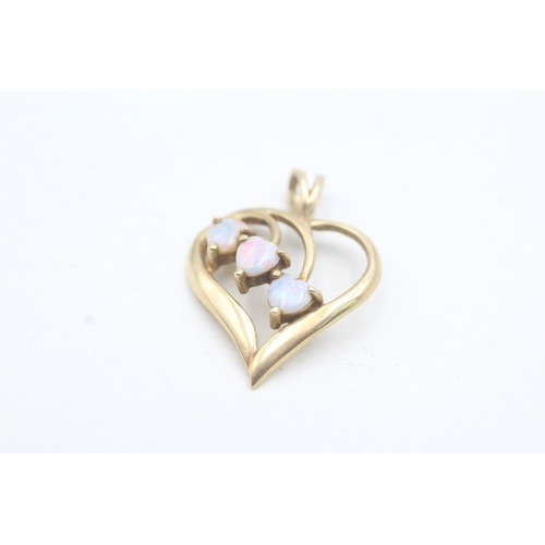 76 - 14ct gold heart shape opal pendant (2g)