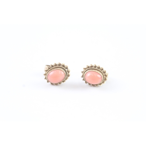 77 - 9ct gold coral stud earrings (1.5g)