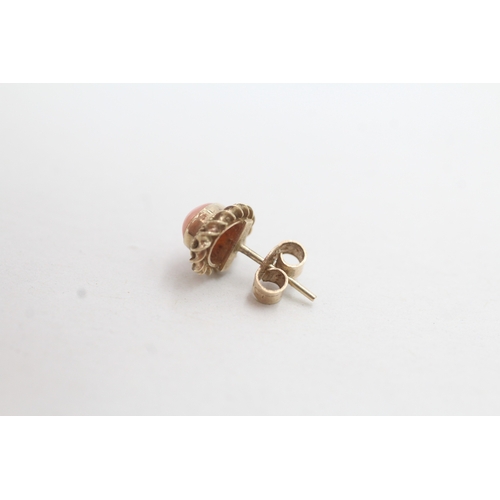 77 - 9ct gold coral stud earrings (1.5g)