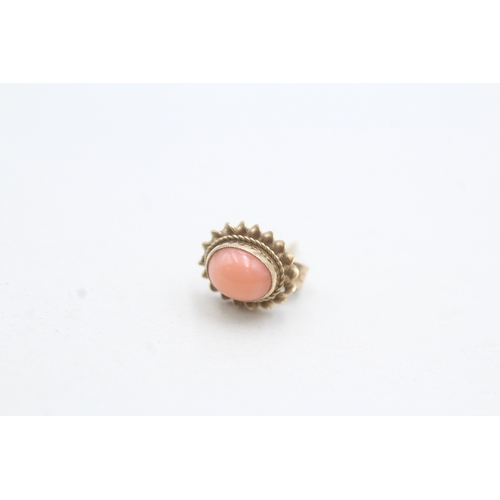 77 - 9ct gold coral stud earrings (1.5g)