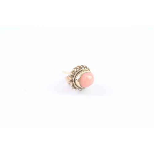 77 - 9ct gold coral stud earrings (1.5g)