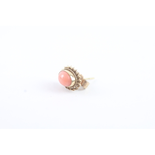 77 - 9ct gold coral stud earrings (1.5g)