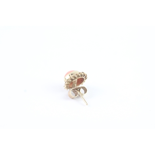 77 - 9ct gold coral stud earrings (1.5g)