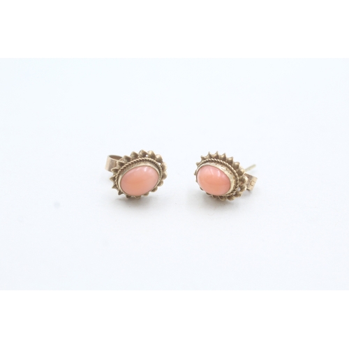 77 - 9ct gold coral stud earrings (1.5g)