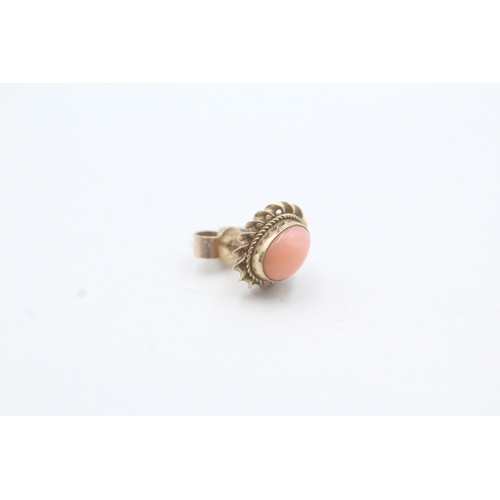 77 - 9ct gold coral stud earrings (1.5g)