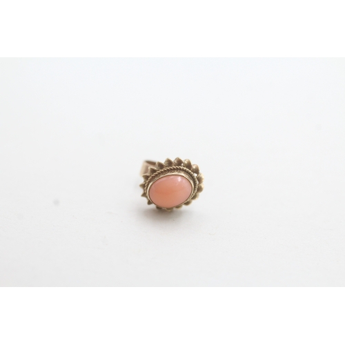 77 - 9ct gold coral stud earrings (1.5g)