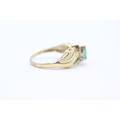 78 - 9ct gold emerald and diamond twist ring (3.1g) Size R